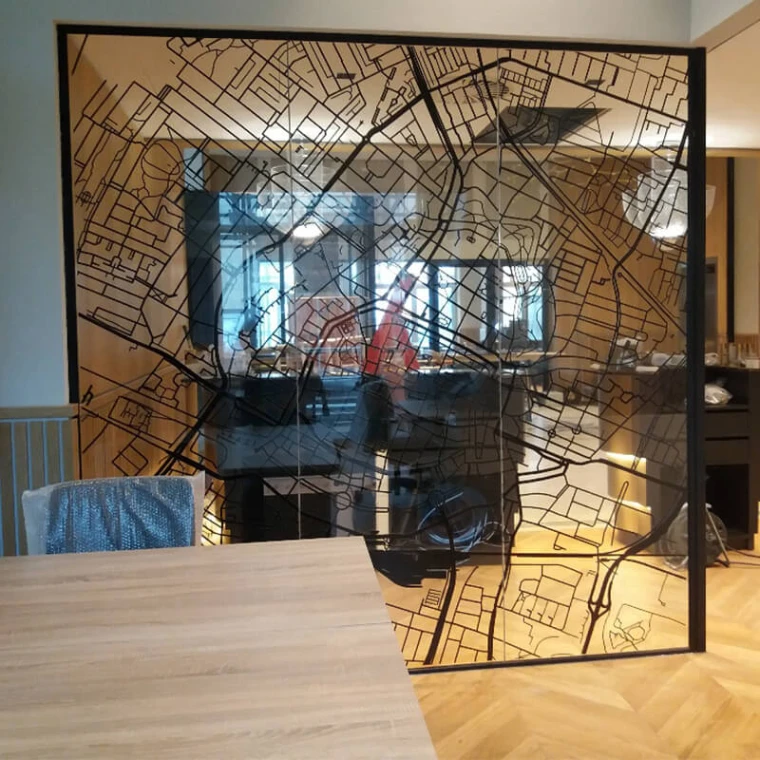 Glasheldere raamfolie op architecturale raampartijen van een bedrijfspand