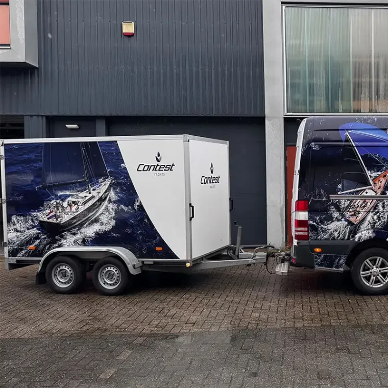 Witte gesloten aanhanger met dezelfde zeilprint als de bedrijfsbus van Contest Yachts