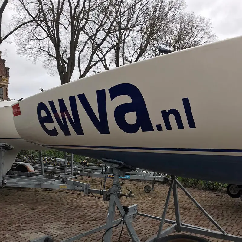 Zeilboot met grote belettering van ewva.nl op de romp