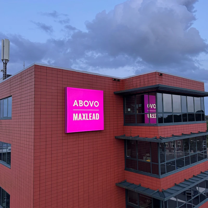 Verlichte gevelreclame van Sign Company