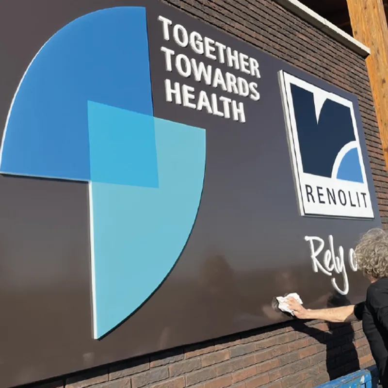 Strakke gevellichtbak met doorgestoken logo bij Renolit