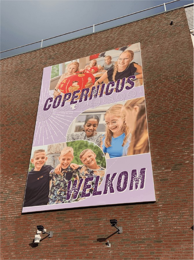 Stijlvol gespannen spandoek van Sign Company op locatie