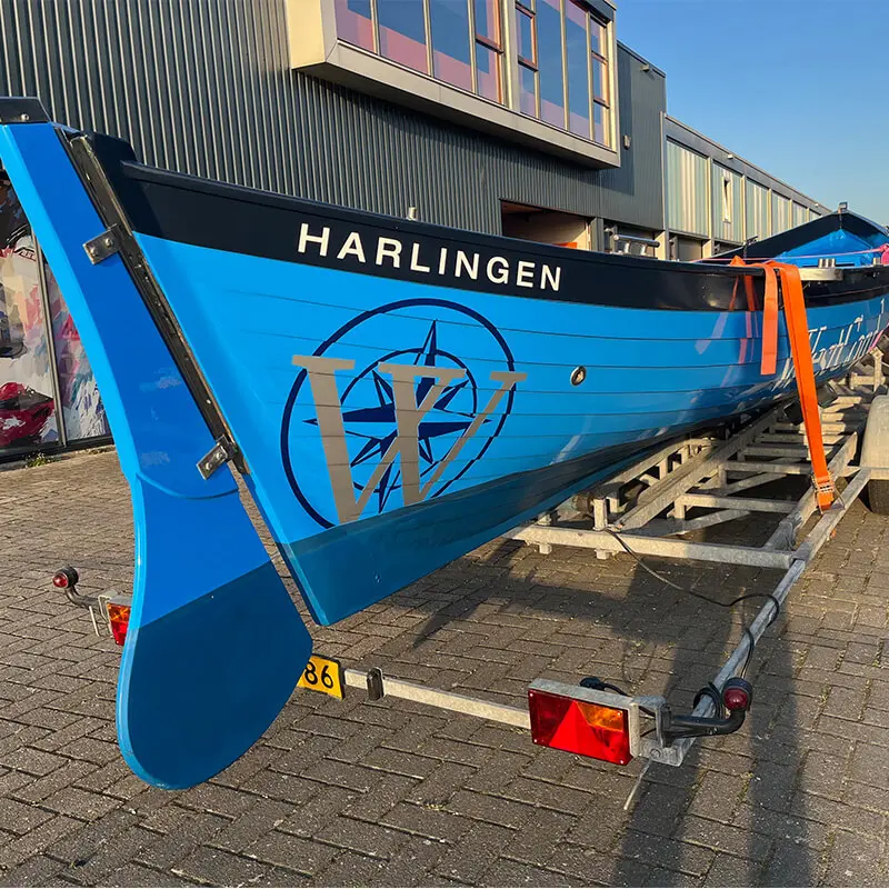 Roeisloep uit Harlingen met complete wrap in twee tinten blauw