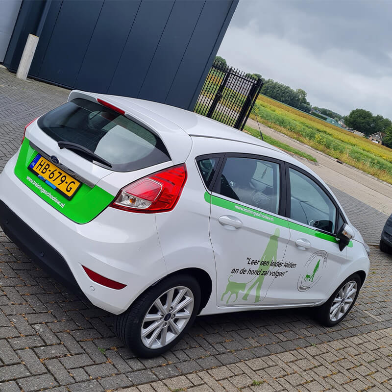 Bedrijfsauto met autobelettering door Sign Company
