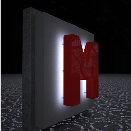 Rode letter M op een wandpaneel met een witte lichtgloed erachter, in het donker