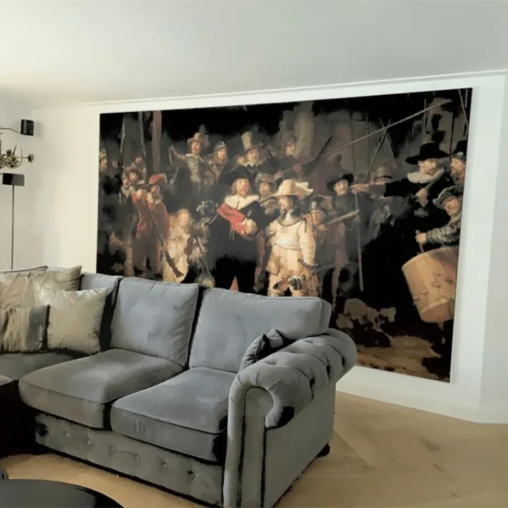 Groot textielframe met de Nachtwacht als doek achter een bank in een woonkamer
