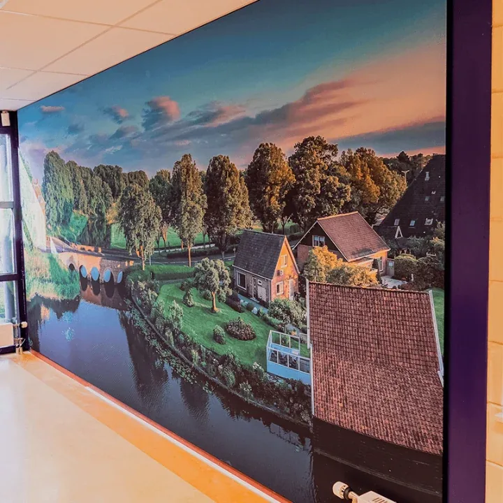 Panoramisch doek met rivierlandschap over de volle wand van een restaurant