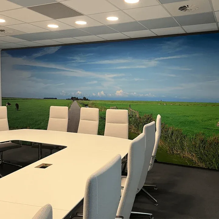 Vergaderruimte met een weidelandschap als doek over de hele wand