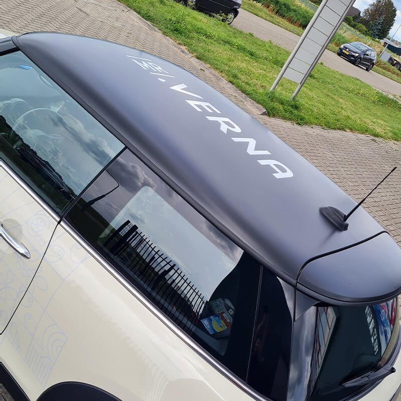 Dakbestickering op een bedrijfsauto door Sign Company