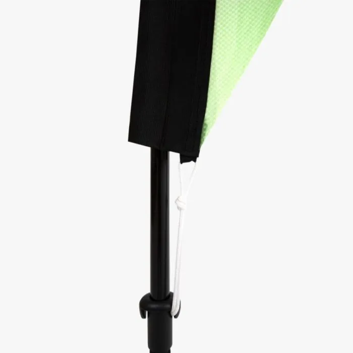 Detail van de bevestiging van het doek onderaan de mast