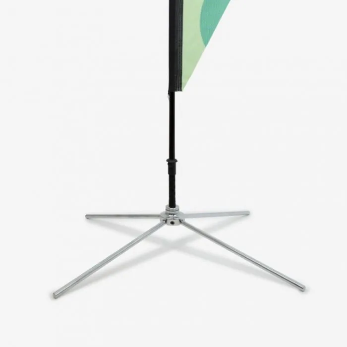 Detail van de metalen kruisvoet onder de mast van een beachflag