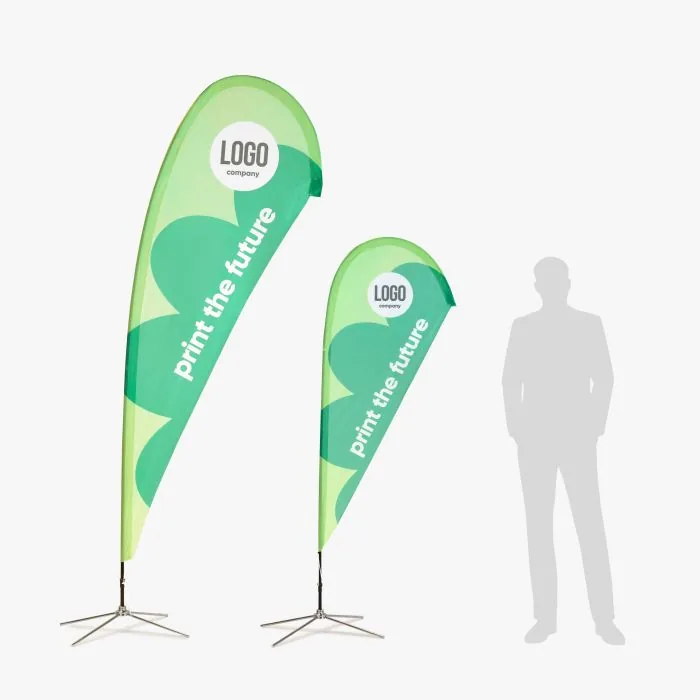 Twee maten Beachflag Drop naast elkaar met een menssilhouet als schaal