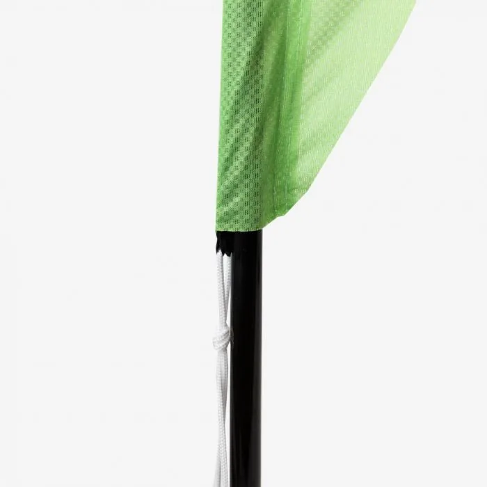 Detail van de mouw die om de mast van de beachflag sluit