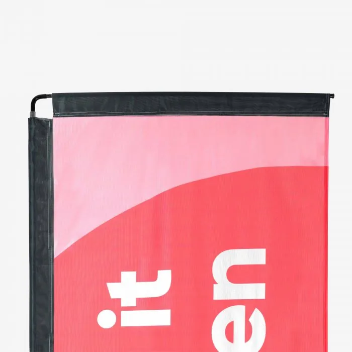 Detail van de hoek waar het doek in het frame van de beachflag hangt