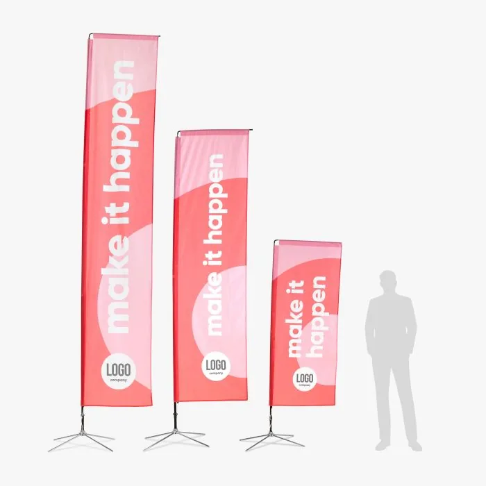 Drie maten Beachflag Square naast elkaar met een menssilhouet als schaal