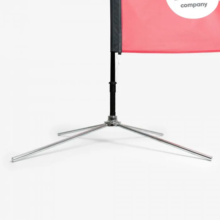 Rechthoekige beachflag op een metalen standaard, van onderaf gezien