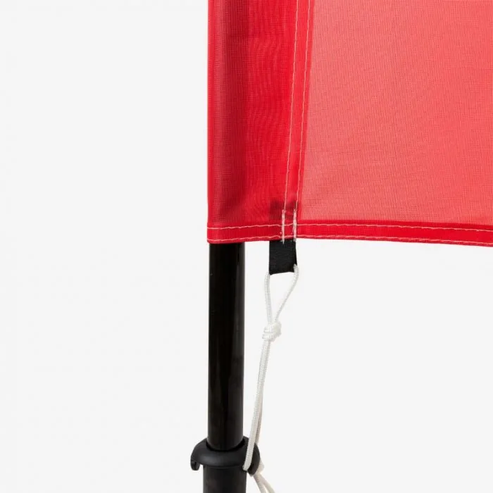 Detail van de zoom en het spankoord onderaan een rechthoekige beachflag