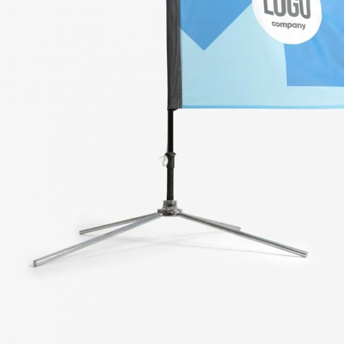 Detail van de metalen kruisvoet onder de mast van een beachflag