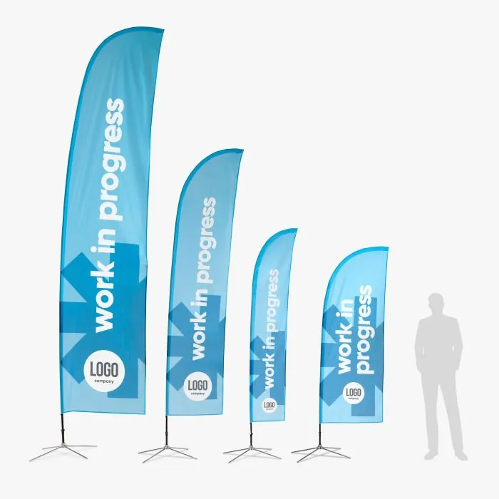 Vier maten Beachflag Straight naast elkaar met een menssilhouet als schaal