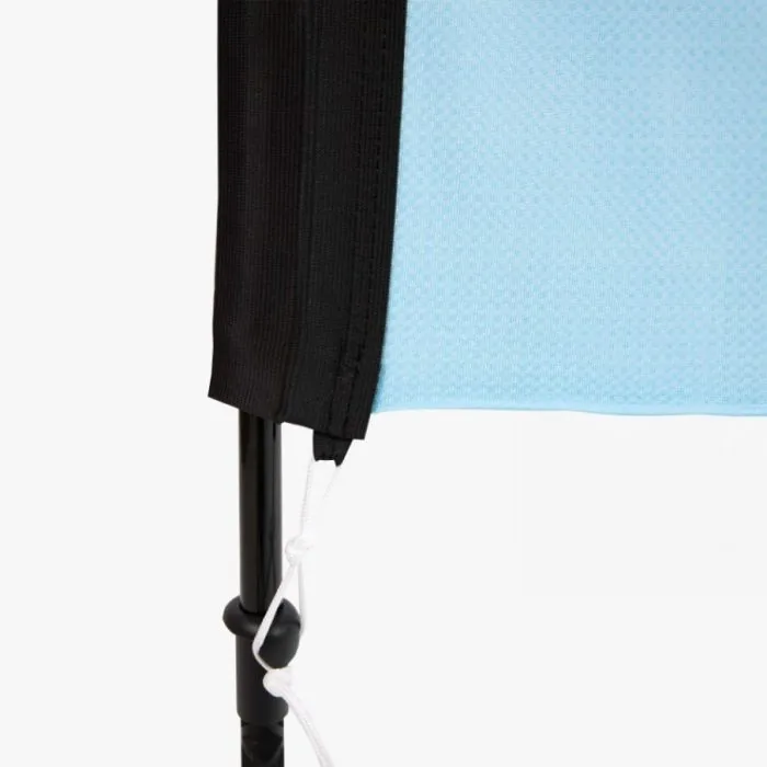 Detail van de zwarte mouw die om de mast van de beachflag sluit