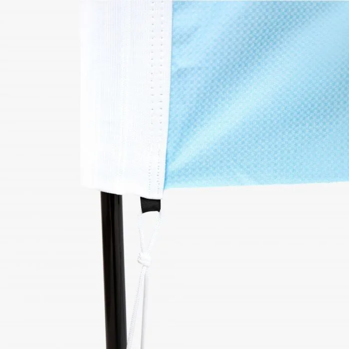 Detail van de gestikte zoom en het spankoord onderaan de vlag