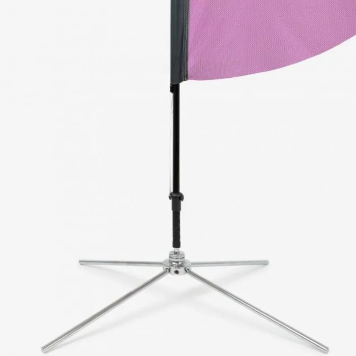 Detail van de metalen kruisvoet onder de mast van een beachflag