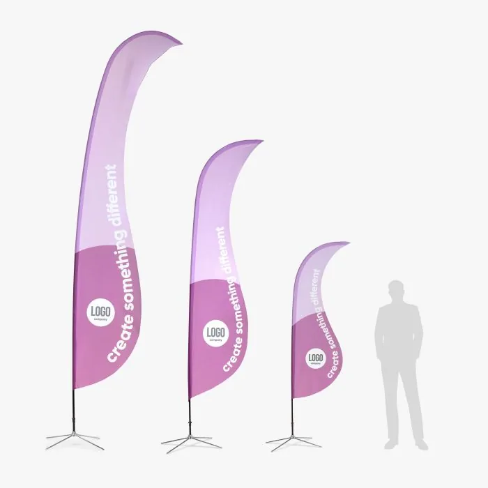 Drie maten Beachflag Wave naast elkaar met een menssilhouet als schaal