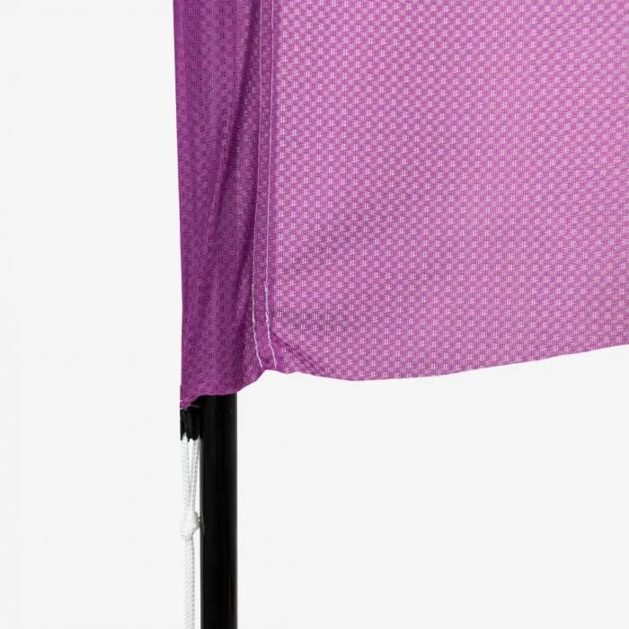 Close-up van het bedrukte meshweefsel van een beachflag