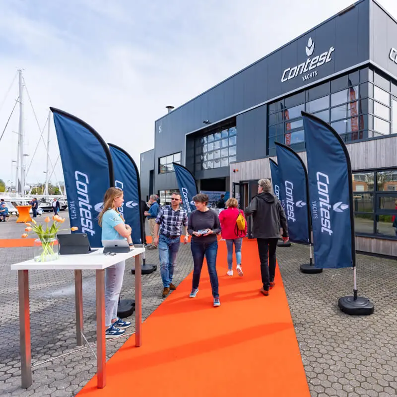 Beachflags en promotie bij het haven-evenement van Contest Yachts