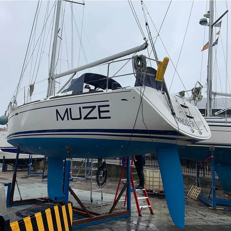Bootnaam sticker Maze op een boot