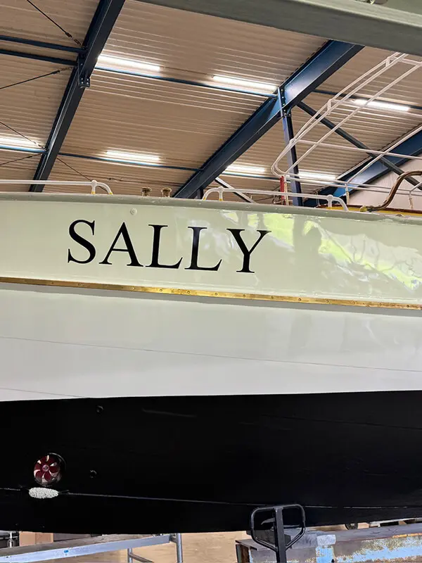 Bootnaam sticker Sally op een boot