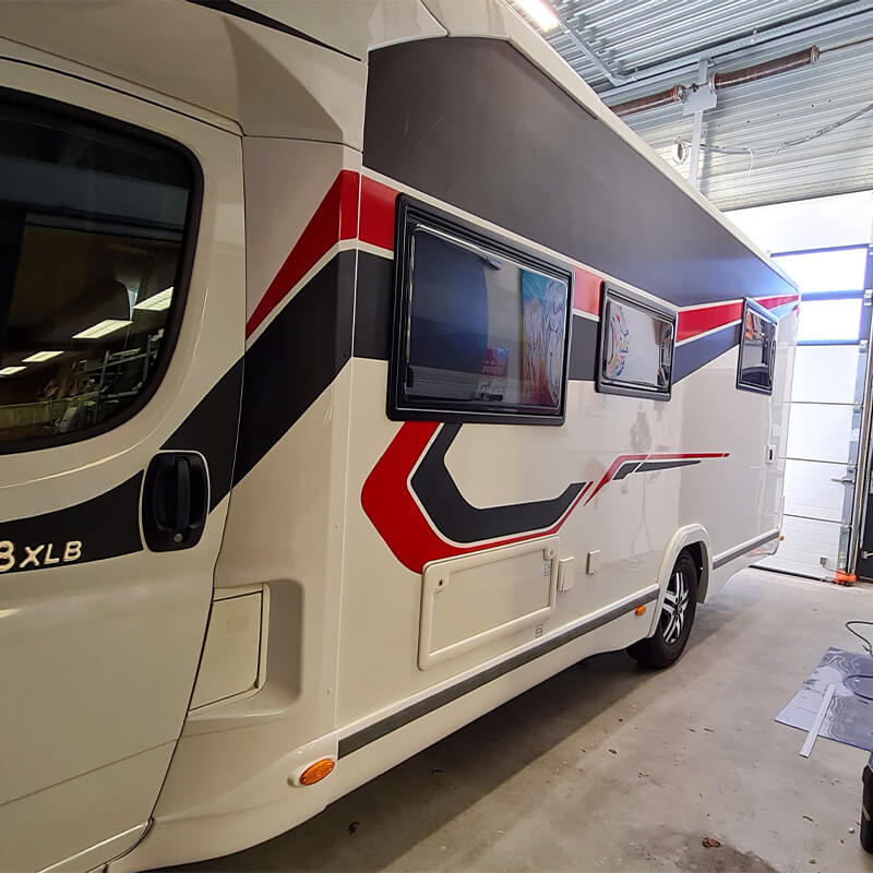 Camper gewrapt met carbonfolie voor een premium uitstraling