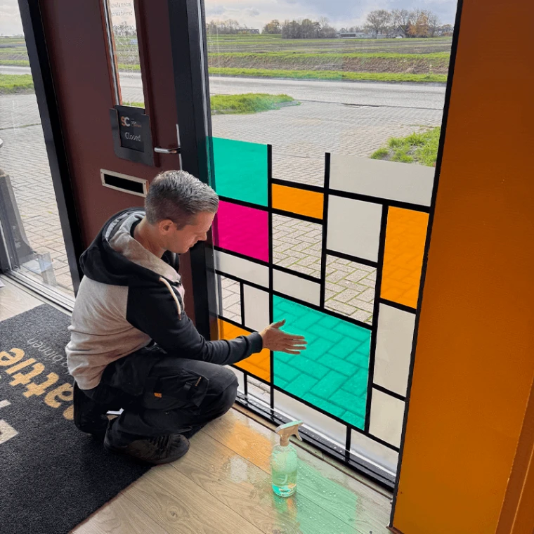 Decoratieve raamfolie op een winkelpui