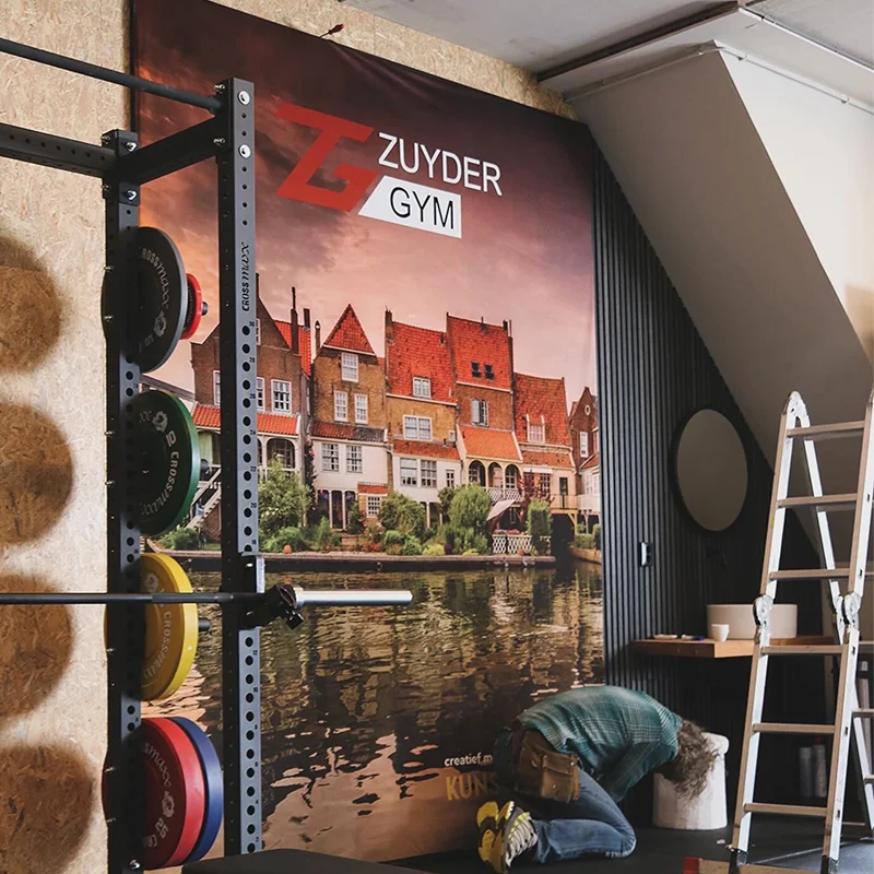 Directionele bewegwijzering met pijlen in een gebouw