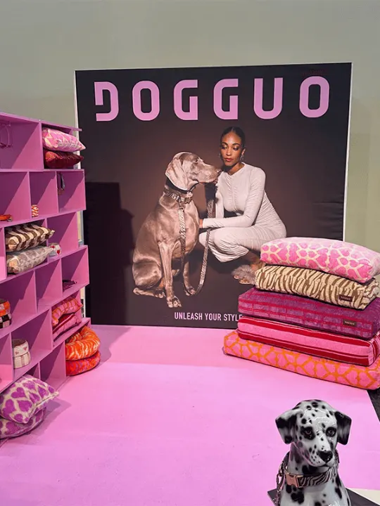 Textielframe van Dogguo op een beurs
