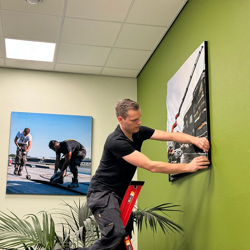 Dubbelzijdig textielframe als display in een bedrijfsruimte