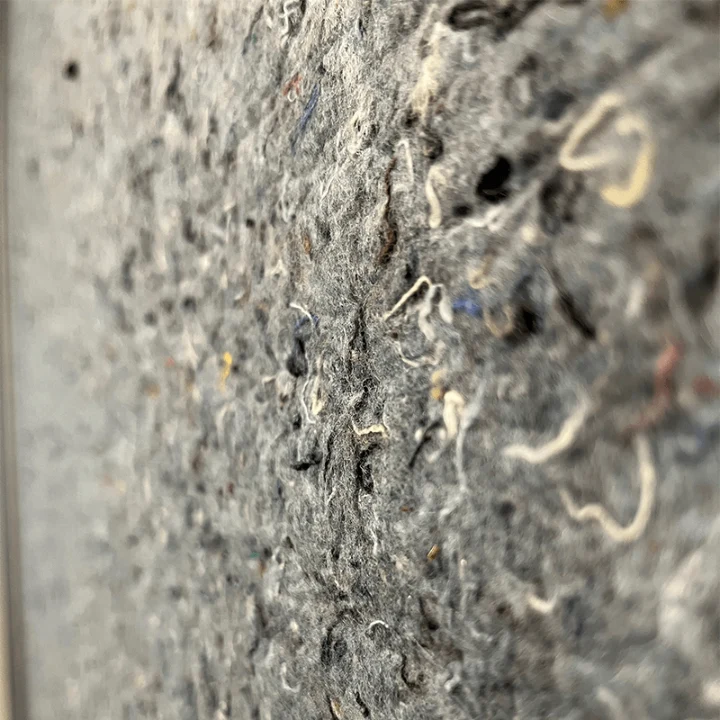 Duurzaam akoestisch paneel achter een gespannen textieldoek
