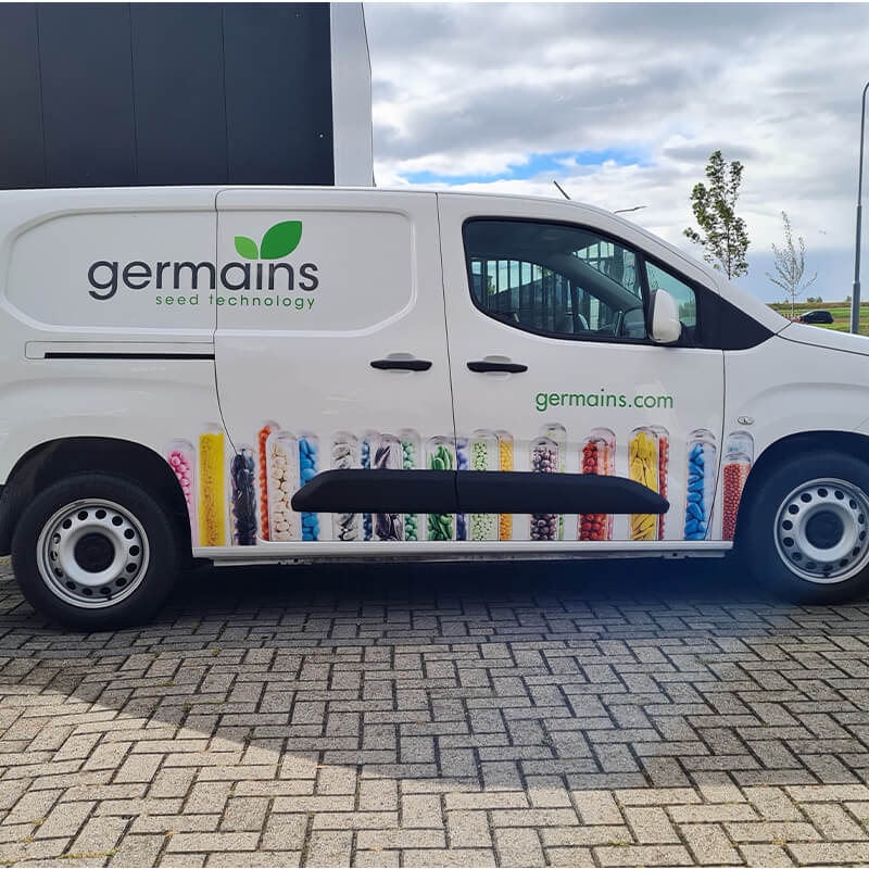 Compacte bestelbus met logo en full colour print van zaadkokers op de zijkant