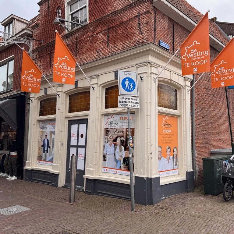 Full colour raamstickers op een winkeletalage in West-Friesland