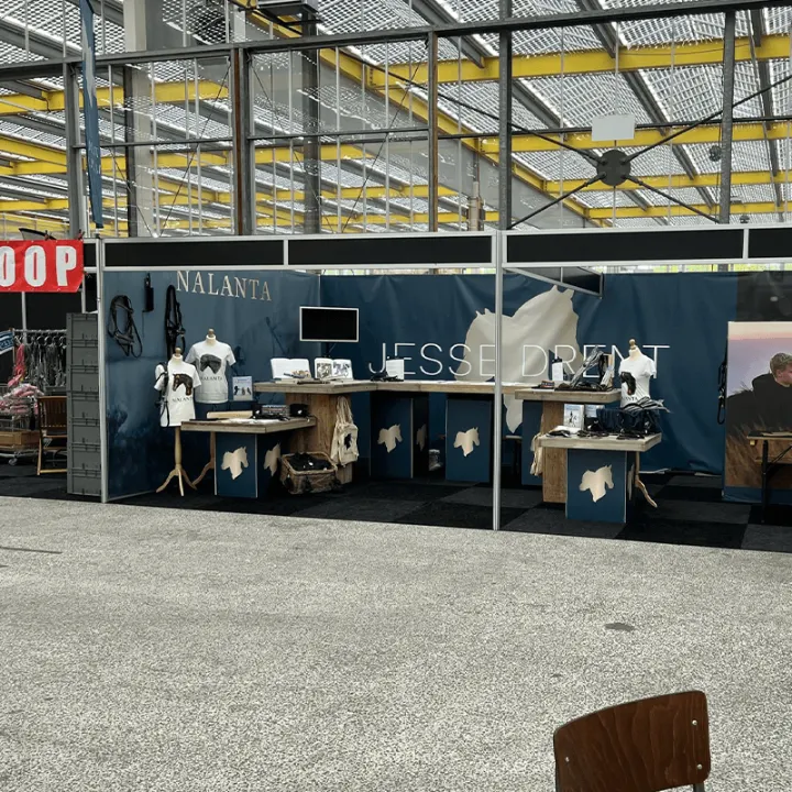 Standbouw voor een indoor demonstratie in een evenementenhal