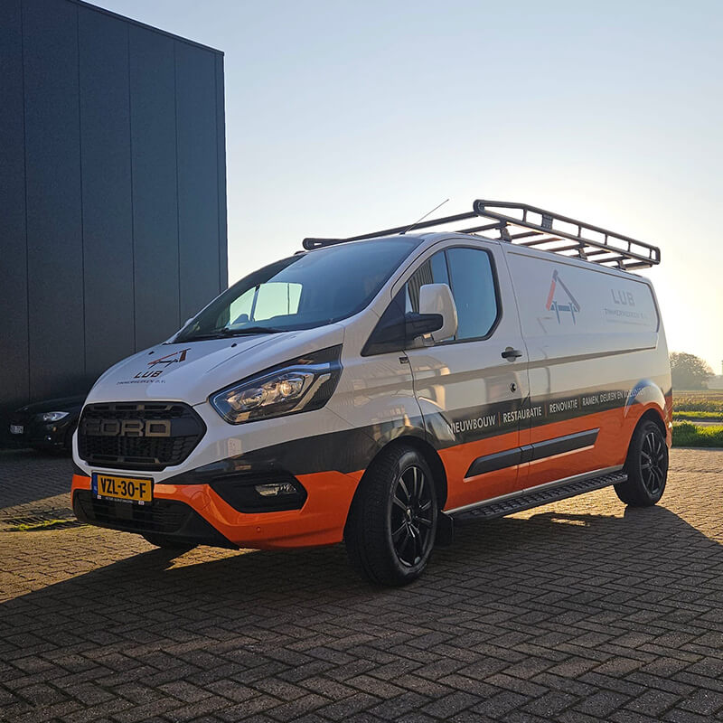 Ford Transit met bedrijfsbelettering door Sign Company