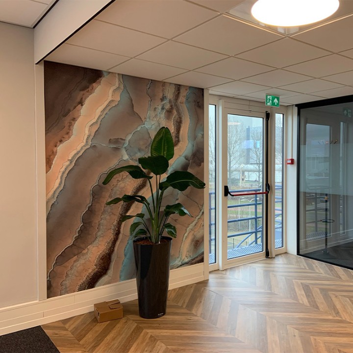 Fotobehang met bedrijfshuisstijl-ontwerp op de wand