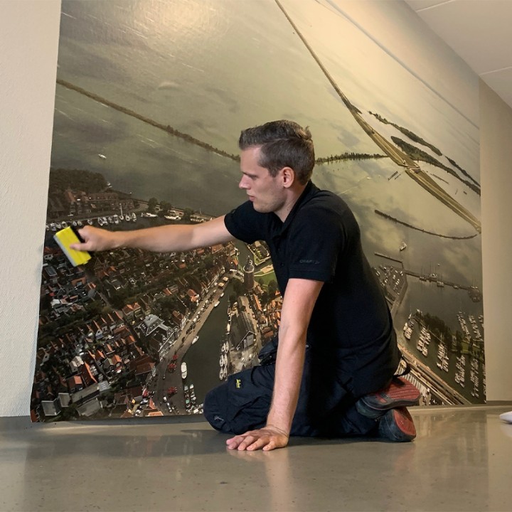 Grote wandprint als fotobehang op een werkplek
