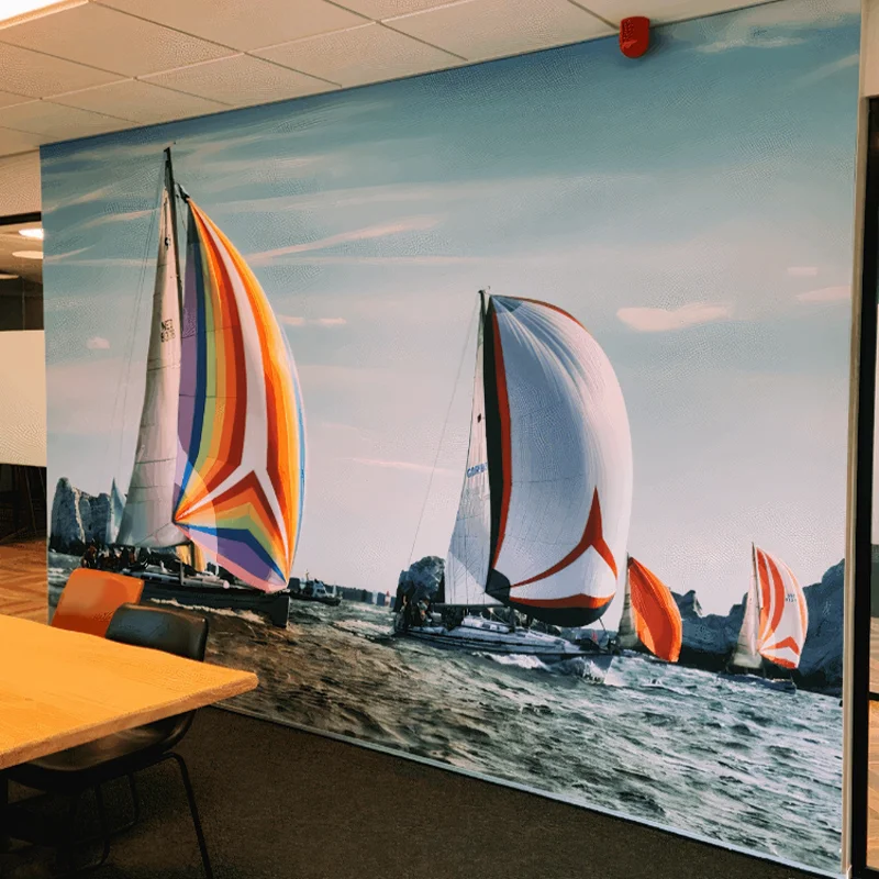 Textielframe met fotodoek van zeilboten op een kantoorwand
