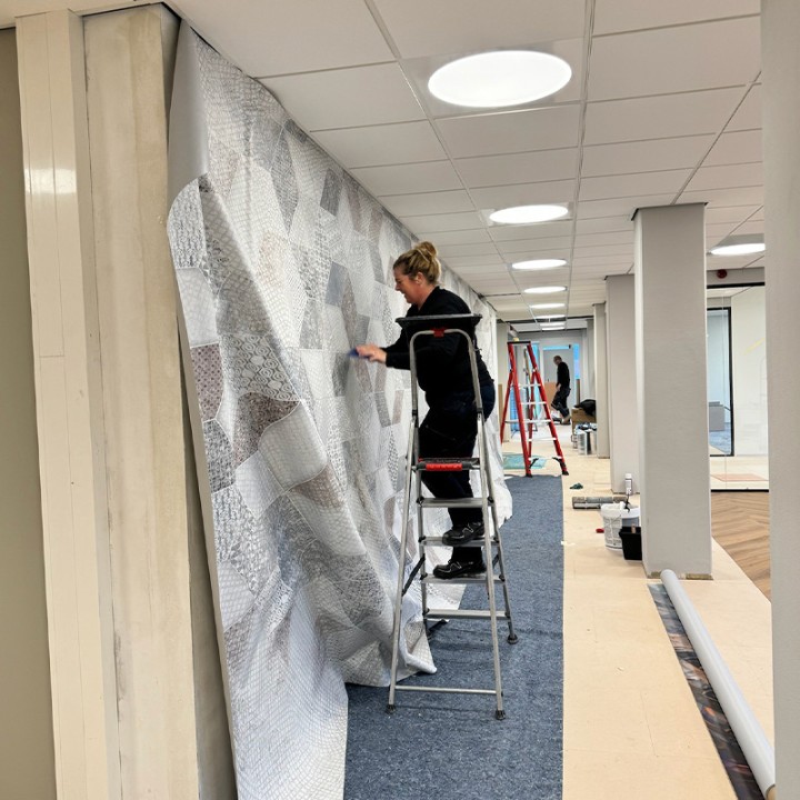 Gepersonaliseerd fotobehang in een showroom