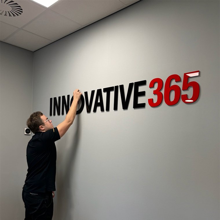 Bedrijfslogo in 3D-letters als interieurbranding