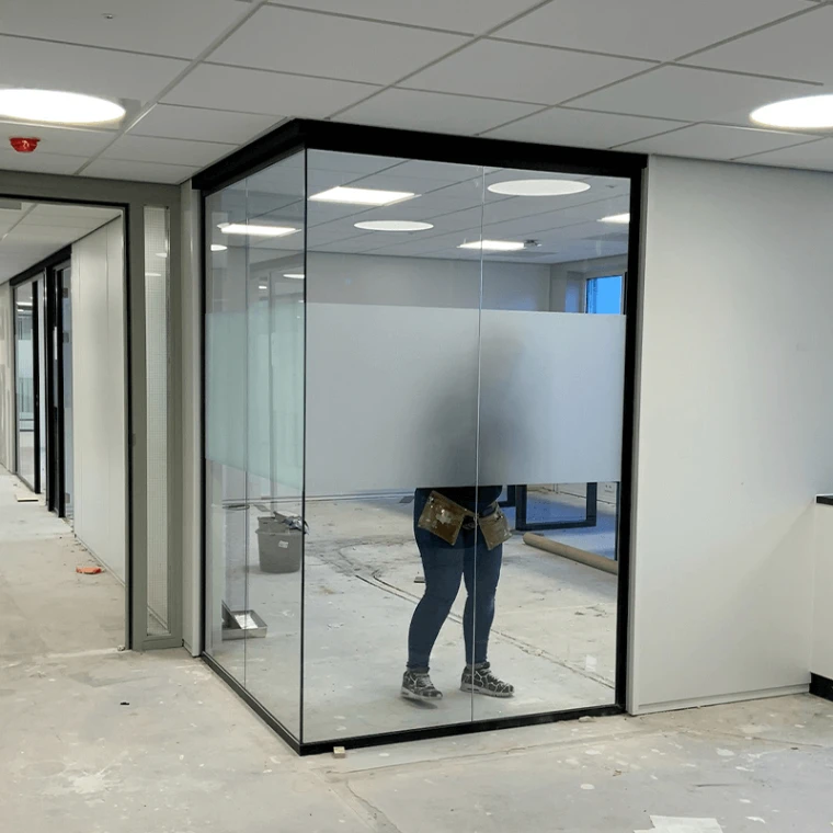 Hoogwaardige raamfolie op een glaswand