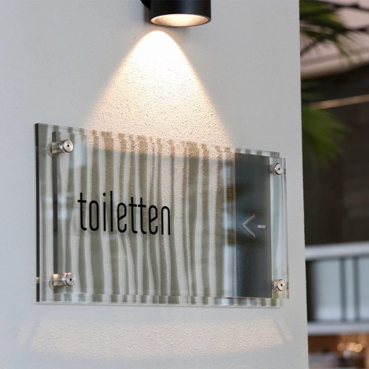 Binnenbewegwijzering en plattegrond in een hotel