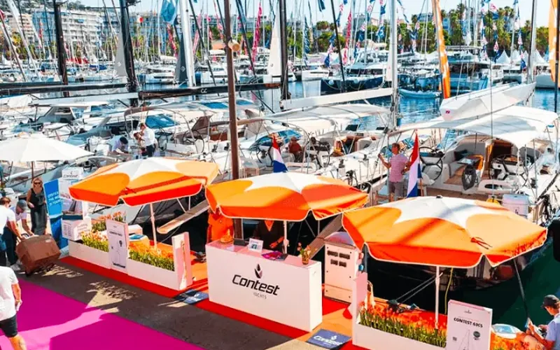 Oranje-witte parasols boven de standbalies op een botenshow in de jachthaven