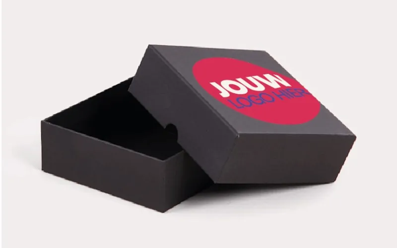 Zwarte geschenkdoos met los deksel, met de plek voor je logo aangegeven